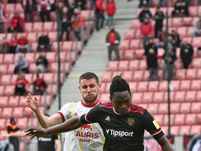 Hráč Ružomberka Timotej Múdry a hráč Trnavy Bamidele Yusuf