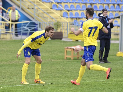 Zľava: Tomáš Huk a Kamil Kuzma z Košíc sa tešia z gólu 