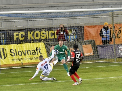 Na snímke zľava Oleksandr Golikov (Košice) strieľa druhý gól Košíc brankárovi Dominikovi Takáčovi, vpravo sa prizerá Kevin Ofori (obaja Trnava)