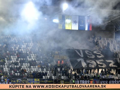 a snímke zadymené hľadisko s fanúšikmi v zápase 5. kola  Slovnaft Cupu FC Košice - FC Spartak Trnava