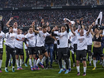 Na snímke hráči Valencie oslavujú postup do finále Copa del Rey