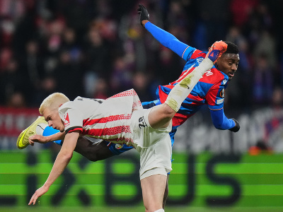 Na snímke hráč tímu Viktoria Plzeň Rafiu Durosinmi (vpravo) a hráč Freiburgu Matthias Ginter bojujú o loptu