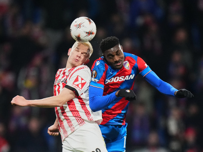 Na snímke hráč tímu Viktoria Plzeň Rafiu Durosinmi (vpravo) a hráč Freiburgu Matthias Ginter bojujú o loptu