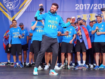 Matúš Kozáčik so spoluhráčmi oslavuje majstrovský titul Plzne