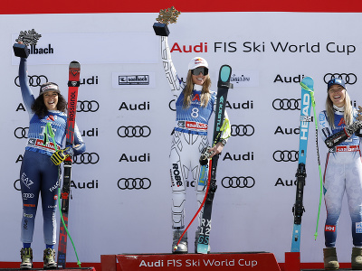Na snímke česká lyžiarka Ester Ledecká (uprostred) vyhrala finálový super-G alpského Svetového pohára v rakúskom Saalbachu v piatok 22. marca 2024. Druhá skončila Talianka Federica Brignoneová (vľavo) a tretia Nórka Kajsa Vickhoff Lieová