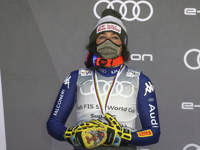 Federica Brignoneová na stupni víťazov za druhé miesto v super-G