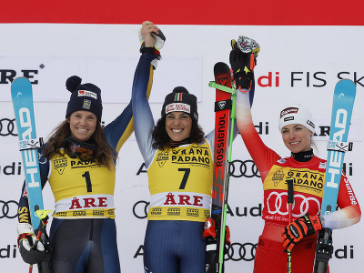 Federica Brignoneová (uprostred) sa teší na pódiu po triumfe v obrovskom slalome. Druhá skončila domáca pretekárka Sara Hectorová (vľavo), tretia bola Švajčiarka Lara Gutová-Behramiová (vpravo)