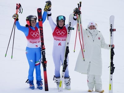 Víťazky obrovského slalomu na ZOH v Pekingu streiborná Federica Brignoneová, zlatá Sara Hectorová a bronzová Lara Gut-Behramiová