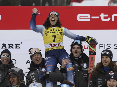 Talianska lyžiarka Federica Brignoneová sa teší s členmi svojho tímu po triumfe