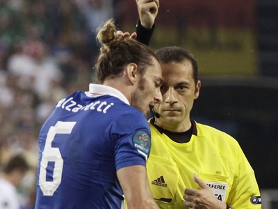 Federico Balzaretti dostáva žltú kartu