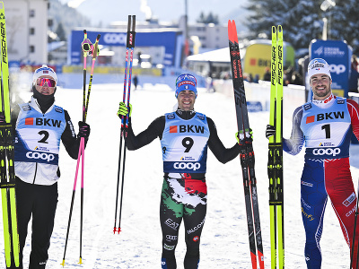Taliansky bežec na lyžiach Federico Pellegrino (uprostred) pózuje po triumfe v šprinte voľnou technikou na pretekoch Svetového pohára vo švajčiarskom Davose v sobotu 17. decembra 2022. Druhý skončil Johannes Hösflot Klaebo (vľavo) z Nórska. Tretí bol Lucas Chanavat (vpravo)