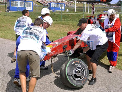 Auto Felipeho Massu po ťažkej havárií v Maďarsku, 25.7. 2009 