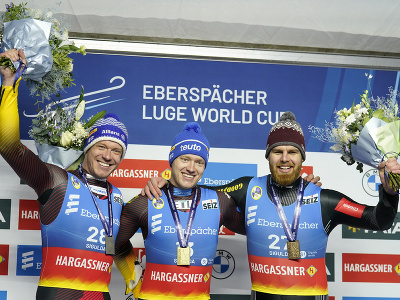 Stupeň víťazov: Felix Loch, Víťazný Max Langenhan a Kristers Aparjods 