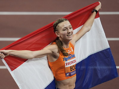 Holanďanka Femke Bolová sa raduje z víťazstva po finále žien na 400 m cez prekážky na atletických MS v Tokiu 