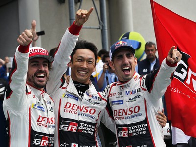 Fernando Alonso (vľavo) pomohol Toyote k historickému prvenstvu na 24 hodín Le Mans