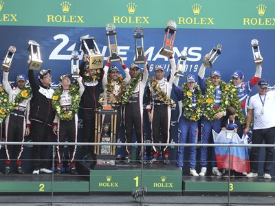 Fernando Alonso, Sébastien Buemi a Kazuki Nakadžima oslavujú triumf  Toyota Gazoo Racing