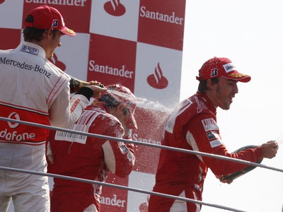 Zľava: Druhý Button, tretí Massa a víťaz Alonso