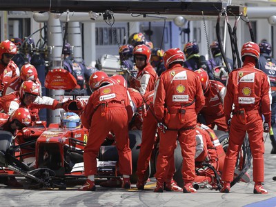Fernando Alonso na okruhu v Hungaroringu počas zastávky v boxoch