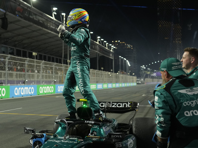 Fernando Alonso oslavuje zisk tretieho miesta vo Veľkej cene Saudskej Arábie