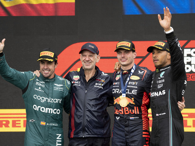 Stupeň víťazov VC Kanady - zľava Fernando Alonso, technický riaditeľ Red Bullu Adrian Newey, Max Verstappen a Lewis Hamilton