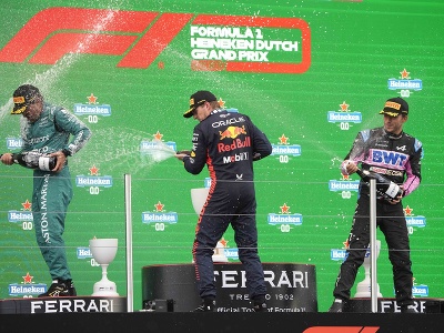Max Verstappen, Fernando Alonso a Pierre Gasly na pódiu