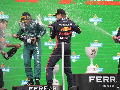 Max Verstappen, Fernando Alonso a Pierre Gasly na pódiu