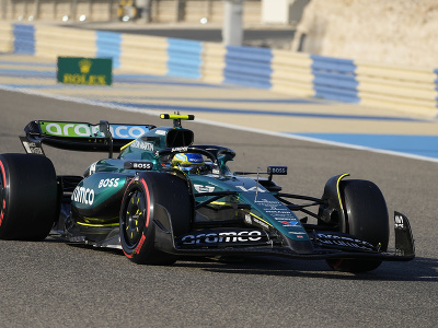 Na snímke španielsky pilot formuly 1 Fernando Alonso na monoposte Aston Martin počas tretieho tréningu pred Veľkou cenou Bahrajnu F1 na okruhu v Sachíre