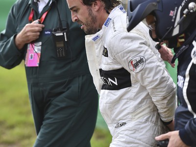 Fernando Alonso vyviazol z desivej nehody bez zranení