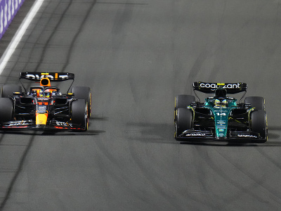  Mexický jazdec Sergio Perez (vľavo) z Red Bullu a španielsky pretekár Fernando Alonso zo stajne Aston Martin na trati počas Veľkej ceny Saudskej Arábie