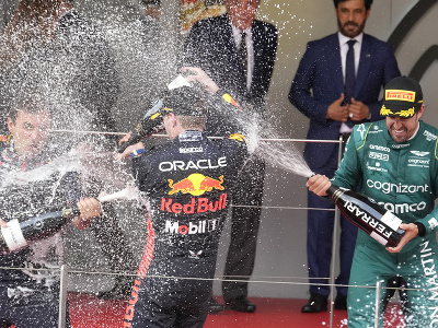 Max Verstappen a jeho oslavy s víťanou trofejou