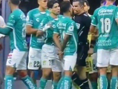 Rozhodca Fernando Hernández kopol futbalistu Lucasa Romera do rozkroku