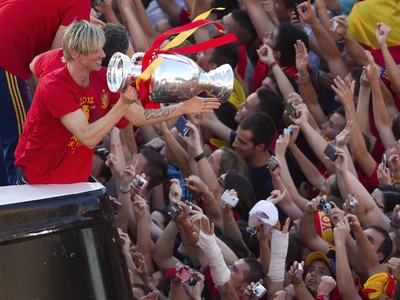 Fernando Torres oslavuje s trofejou