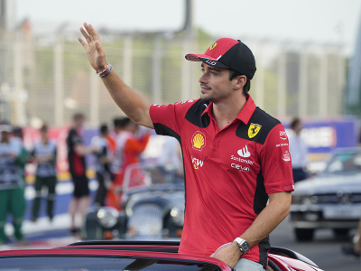 Monacký pilot formuly 1 Charles Leclerc z tímu Ferrari máva fanúšikom počas prehliadky jazdcov pred Veľkou cenou Singapuru F1