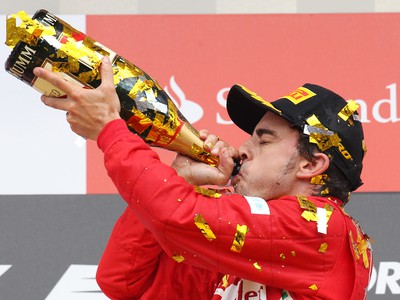 Fernando Alonso zapíja víťazstvo
