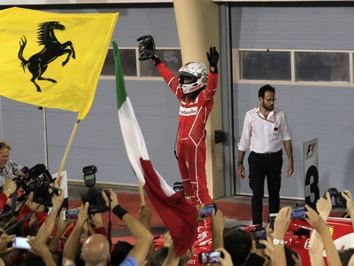 Sebastian Vettel s fanúšikmi oslavuje svoj triumf na VC Bahrajnu