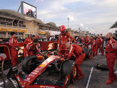 Posádka Ferrari pripravuje monopost Charlesa Leclerca