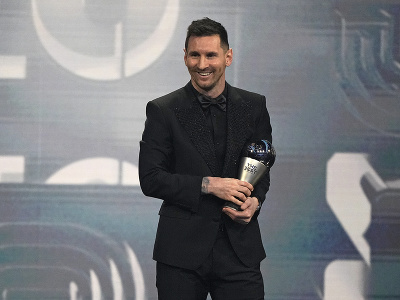 Na snímke Argentínčan Lionel Messi pózuje s trofejou Hráč roka 2022 podľa Medzinárodnej futbalovej federácie (FIFA) počas vyhlásenia výsledkom ankety pod názvom The Best FIFA Football Awards v Paríži 27. februára 2023. 