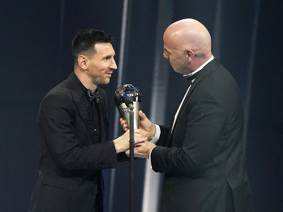 Na snímke vľavo argentínsky futbalista Lionel Messi si preberá cenu Hráč roka 2022 podľa Medzinárodnej futbalovej federácie (FIFA), vpravo prezident FIFA Gianni Infantino počas vyhlásenia výsledkov ankety pod názvom The Best FIFA Football Awards