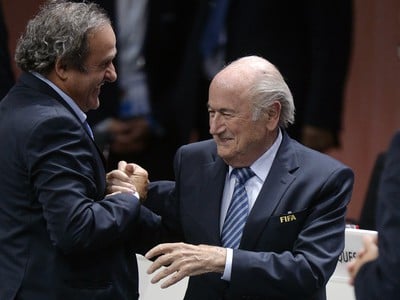 Michel Platini (vľavo) gratuluje