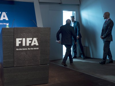 Sepp Blatter opúšťa tlačovú konferenciu po oznámení rezignácie