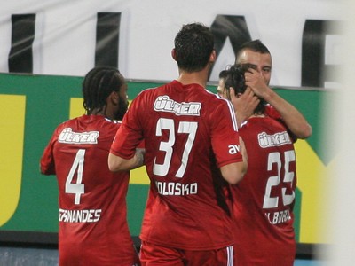 Filip Hološko (37) sa teší z gólu so svojimi spoluhráčmi
