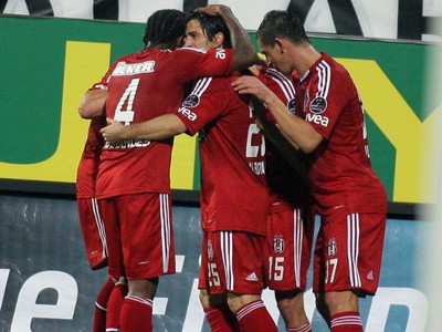Filip Hološko (37) sa teší z gólu so svojimi spoluhráčmi