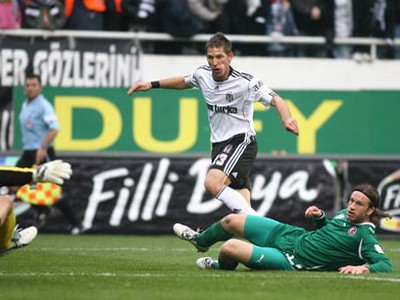 Filip Hološko prekonáva brankára