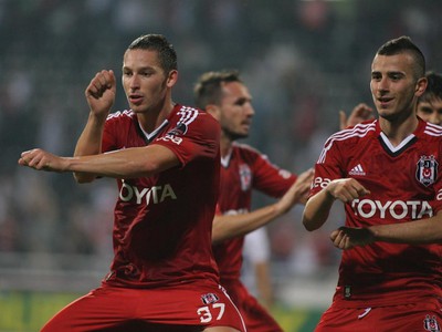 Filip Hološko (37) so spoluhráčmi oslavuje svoj gól