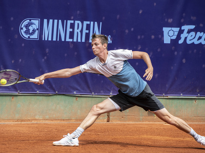 Na snímke slovenský tenista Filip Horanský podáva na Rusa Alexandra Ševčenka v 1. kole dvojhry na antukovom challengeri Kooperativa Bratislava Open 7. júna 2022 v Bratislave. 