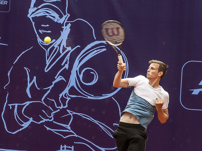 Na snímke slovenský tenista Filip Horanský podáva na Rusa Alexandra Ševčenka v 1. kole dvojhry na antukovom challengeri Kooperativa Bratislava Open 7. júna 2022 v Bratislave. 