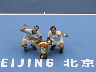 Slovensko-chorvátsky deblový pár Filip Polášek (vľavo) a Ivan Dodig pózujú s trofejou 