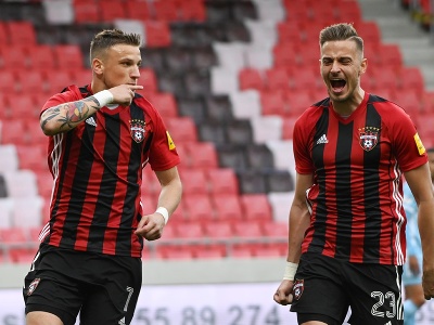Na snímke radosť hráčov Trnavy po strelení gólu, zľava strelec gólu Milan Ristovski a Filip Twardzik
