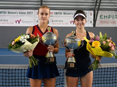 Sprava nemecká tenistka Eva Lysová, víťazka turnaja, a slovenská tenistka Anna Karolína Schmiedlová, porazená finalistka, pózujú s trofejami po finále turnaja ITF W60 Trnava