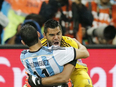 Brankár Romero oslavuje postup do finále s Rodriguezom